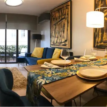 Trendy Apartment With 2 Bedrooms,2 Full Bathrooms Each With Shower,Toilet,Sink, 500M From The Centre, Private Secure Parking